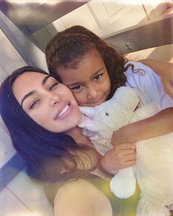 North West : L’enfant star performe sa propre chanson devant la foule !
