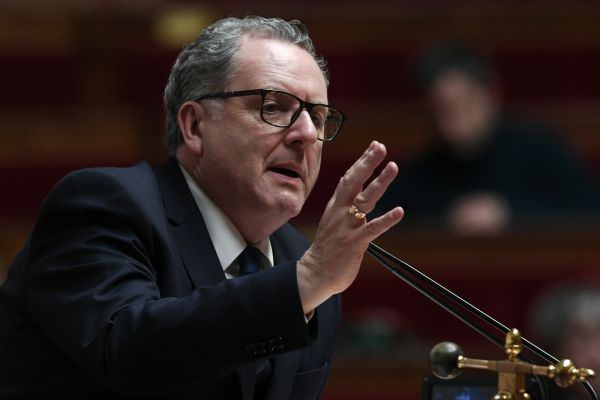 Minute de silence refusée pour une infirmière poignardée : vif échange entre Mélenchon et Ferrand