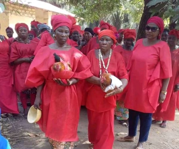 Des femmes de Kolaboui font un rituel pour le départ d'Alpha Condé : ‘'il n'a qu'à rendre le pouvoir''