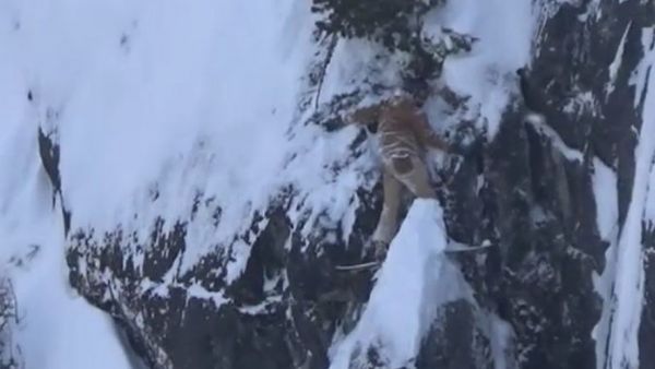 Il fait du hors-piste et se retrouve suspendu à une falaise pendant deux heures