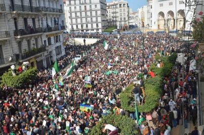 Algérie : foule impressionnante pour le premier anniversaire du "hirak"