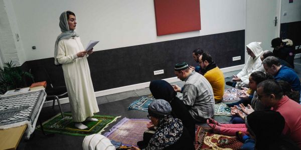 « C'est une possibilité de prière juste » : premier prêche pour la femme imame Kahina Bahloul
