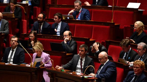 EN DIRECT - Réforme des retraites : à l'Assemblée, la menace du 49-3 prend de l'épaisseur