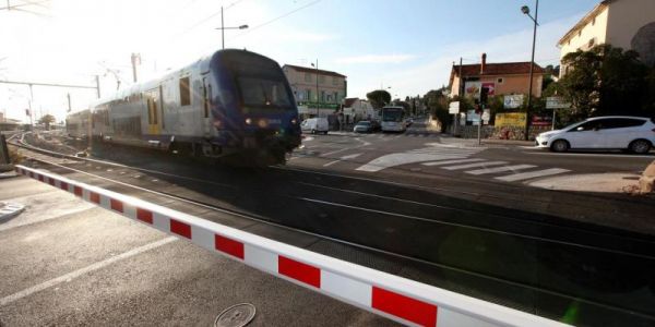 Deux morts dans une collision entre un scooter et un train à un passage à niveau à Salon-de-Provence