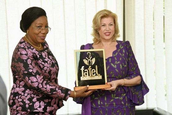 Dominique Ouattara reçoit le trophée de la Première dame d'exception