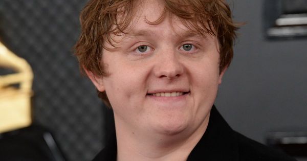Lewis Capaldi en couple : sa nouvelle superbe petite amie, flirt au restaurant