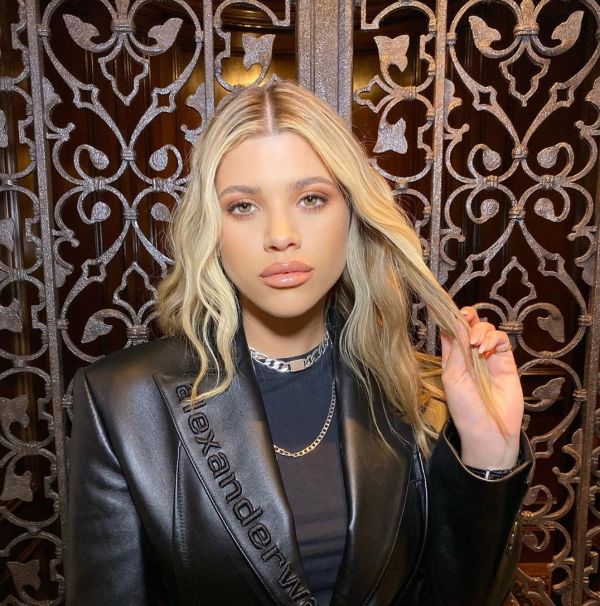 Sofia Richie se transforme en femme au foyer pour une séance photo et le résultat est surprenant !