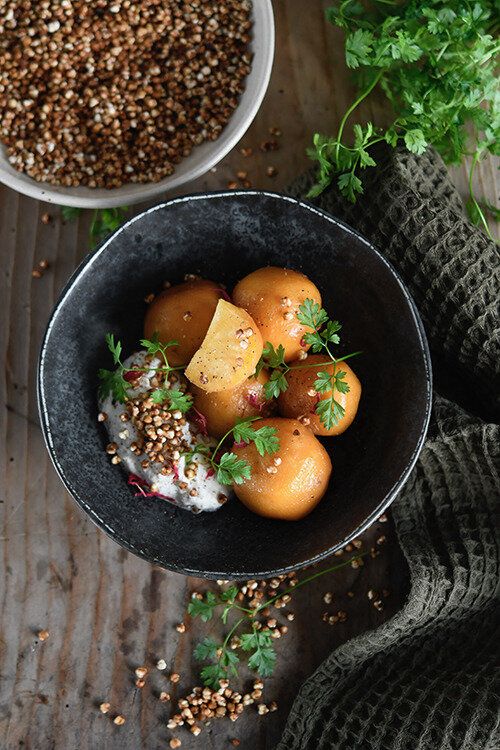 Petits navets "boule d'or" rôtis au miel, ricotta aux herbes et pop-corn de sarrasin
