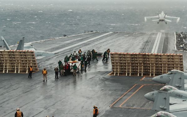 Premières qualifications aux appontages et décollages sur l’USS Gerald R. Ford.