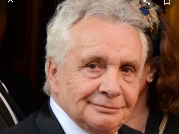 Le gouvernement interdit tous les décès jusqu’au 5 avril, celui de Sardou maintenu