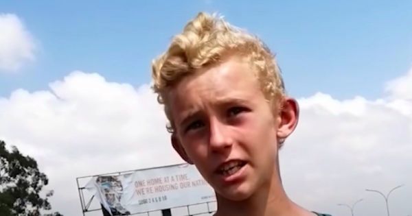 Un bon samaritain aide un orphelin rencontré par hasard dans la rue
