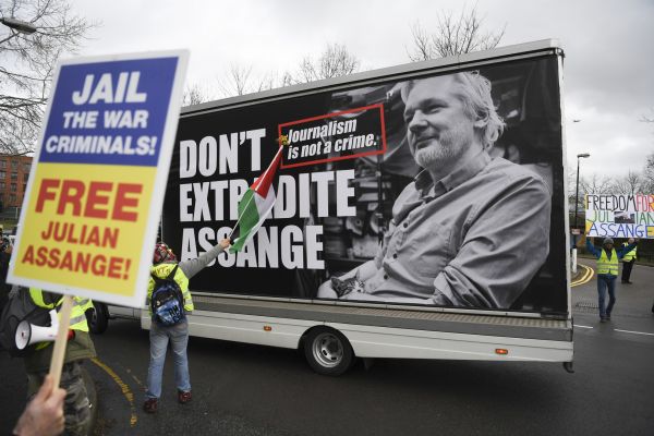 «C'est injuste et inhumain» : la juge refuse la libération sous caution d'Assange malgré le Covid-19