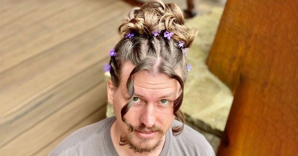 Ce petit ami laisse sa copine coiffeuse en quarantaine faire des expériences avec ses cheveux et voici ses meilleures coiffures