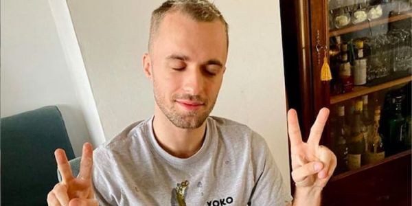 Squeezie: il s’éclate à faire des poissons panés et du riz sur Instagram !