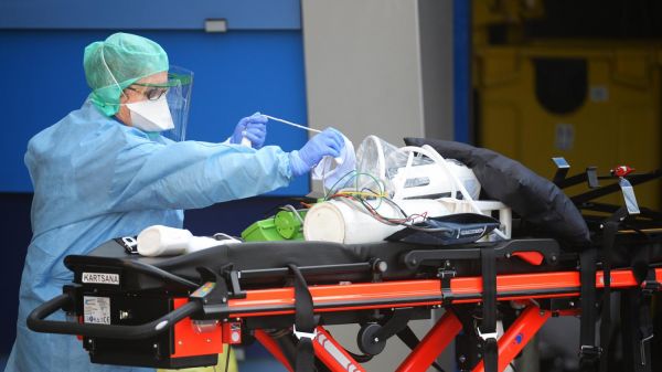 Coronavirus : "L'épidémie est toujours en aggravation rapide" en France, avec 1 331 morts en milieu hospitalier