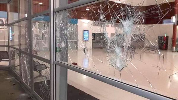 L’aéroport international, quasiment à l’arrêt, pris pour cible