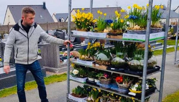 Un horticulteur fleurit les tombes des personnes décédées plutôt que de jeter les fleurs non vendues