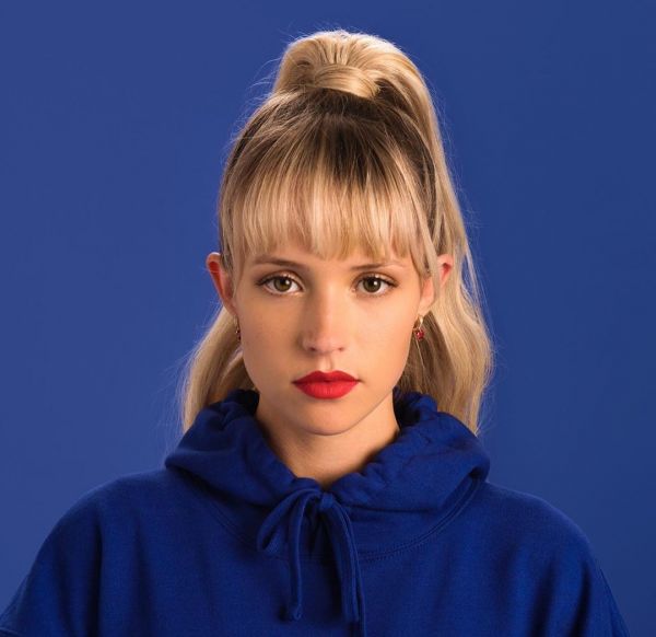 Angèle confinée : Elle invente un jeu à mourir de rire sur Instagram