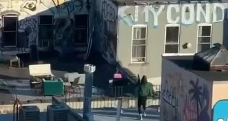 Confiné, il utilise un drone pour draguer une fille qui danse sur un toit en face de chez lui
