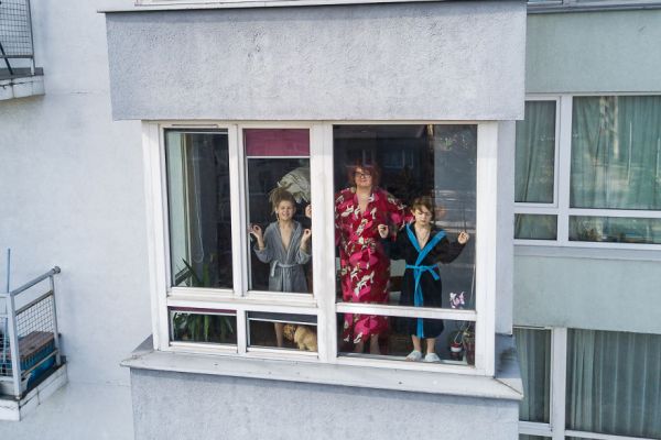 Quand les drones captures les images de personnes en quarantaine à leurs fenêtre ou sur leurs terrasses