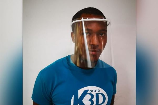 Pour pallier le manque de masque, une startup de Martinique imprime des visières 3D