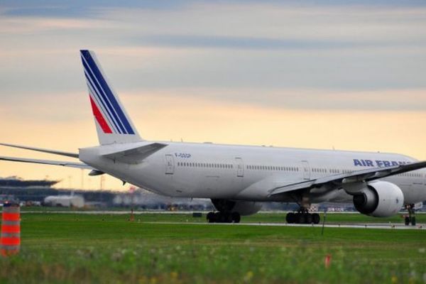 Coronavirus : exploitation d'Orly suspendue, nationalisation d'Air France pas exclue