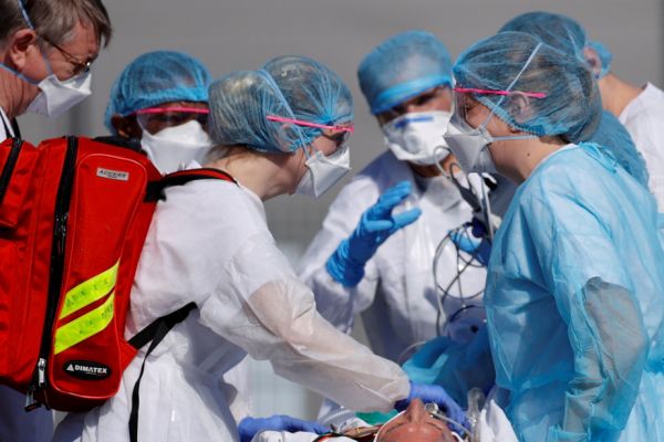 Coronavirus: plus de 700 000 cas officiellement déclarés dans le monde