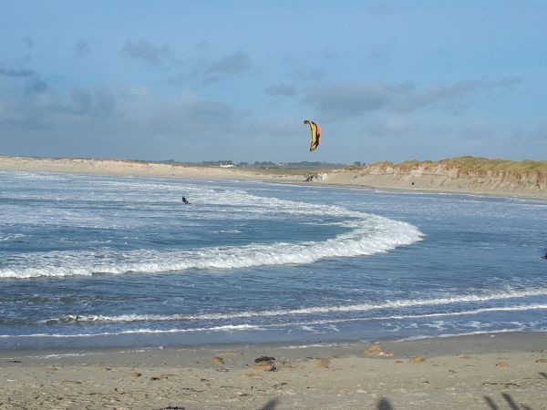 Confinement : le préfet du Finistère pointe du doigt les surfeurs et kitesurfeurs