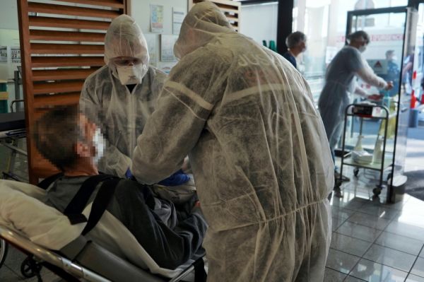 Virus: Le gouvernement s'explique, les transferts de malades continuent