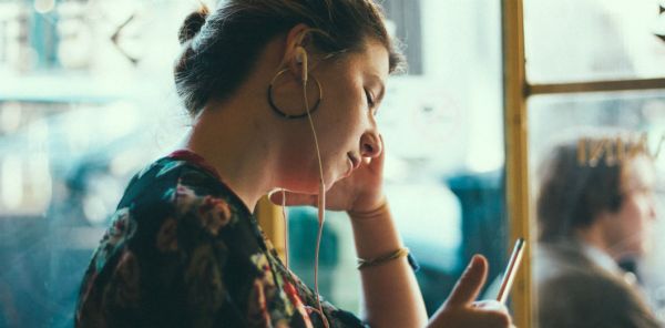 Les podcasts sur la maternité à écouter pendant le confinement