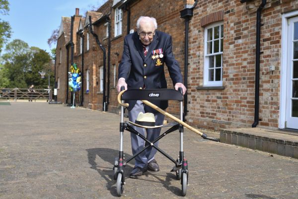 Nouveau héros des Britanniques, "Captain Tom" fête ses 100 ans