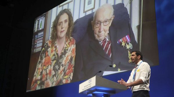 Coronavirus : "Captain Tom", bienfaiteur des soignants britanniques, fête ses 100 ans en héros