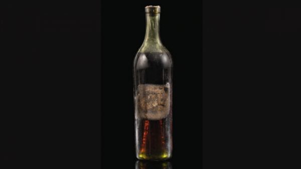 Une bouteille rarissime de cognac adjugée plus de 131.000 euros