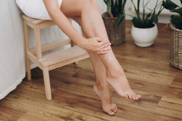 Jambes lourdes : 4 remèdes naturels pour un soulagement immédiat