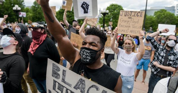 Locaux ou pas, politisés ou non, qui sont les manifestants qui défilent aux États-Unis?