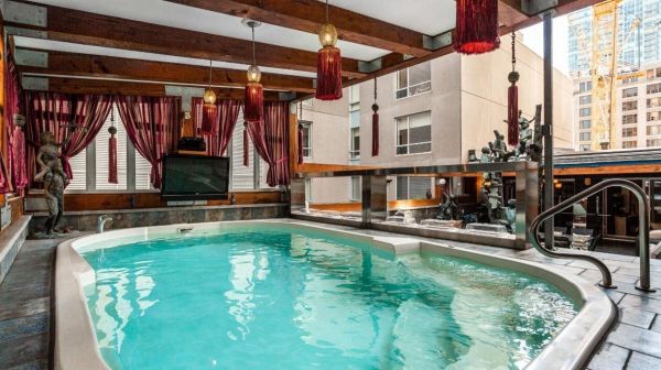 Étrange manoir à vendre avec télé dans la piscine au centre-ville