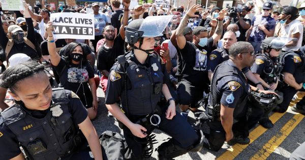 Genou à terre, le signe de solidarité des policiers américains face aux manifestants