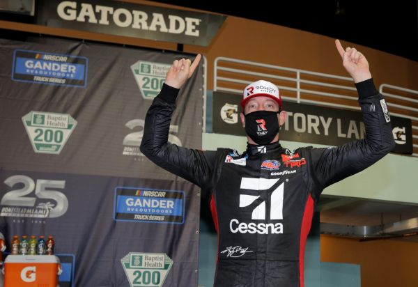 Kyle Busch s'impose malgré des pénalités