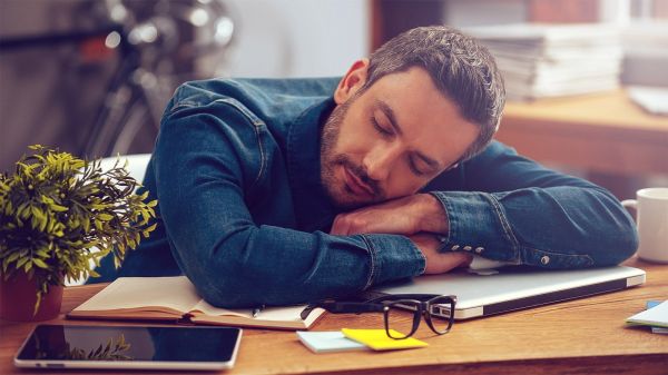 Micro-sieste 💤 Pourquoi et comment la pratiquer ? | Docteur-Fitness.com