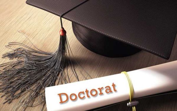 Des doctorats collés sur le mur extérieur du ministère de l'Enseignement supérieur