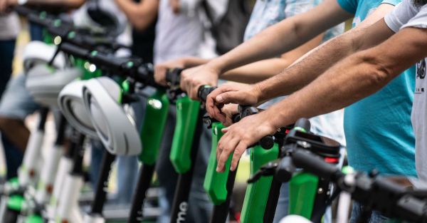 Des courses de trottinettes électriques sous gaz hilarant perturbent les Champs-Élysées