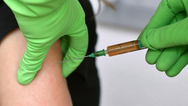 Coronavirus : les Etats-Unis précommandent 100 millions de doses d'un potentiel vaccin