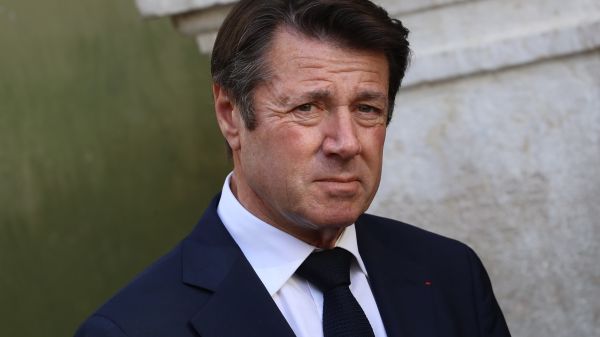 Nice: Christian Estrosi pris à partie lors d'une visite sur les lieux d'une fusillade