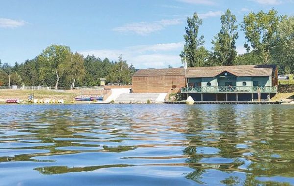 Naviguer - Une grange à bateaux rivée au bord du lac