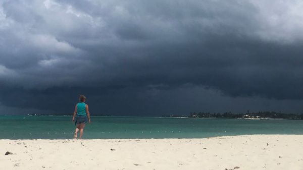 ÉCOLOGIE, LE LIVE - L'Ouragan Isaias s'abat sur les Bahamas avant d'atteindre la Floride