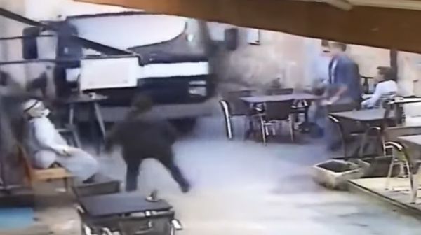 Gironde : Les images impressionnantes d’un camion fonçant sur une terrasse de restaurant