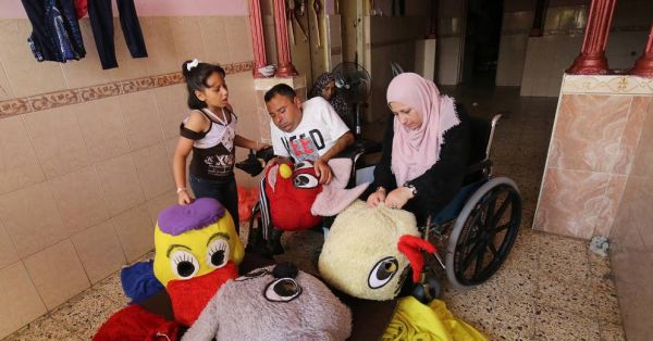 Gaza: des déguisements pour "une vie décente", malgré la pandémie