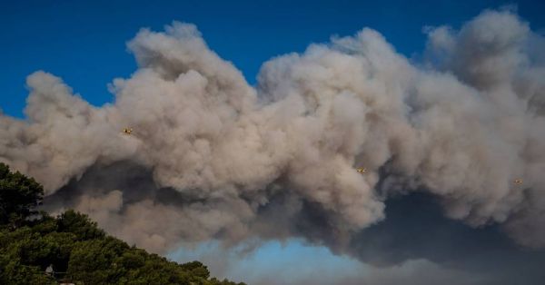 Violent incendie sur le littoral près de Marseille, des campings évacués
