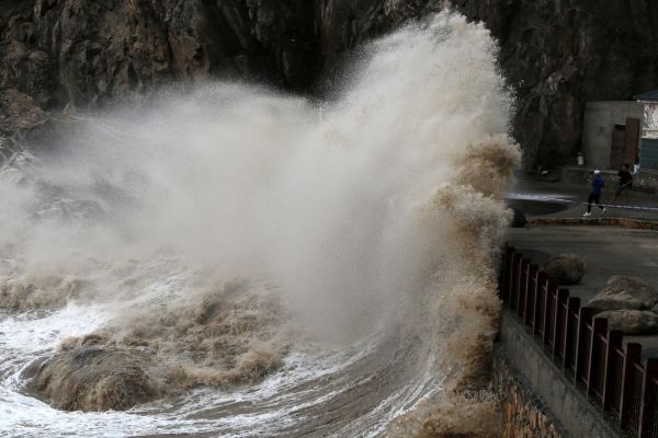 Vidéo : un typhon inverse le sens d'une chute d'eau en Chine