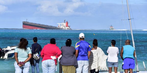 Un navire transportant près de 4 000 tonnes d'hydrocarbures échoué sur les côtes de l'île Maurice